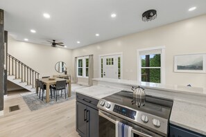 Private kitchen - Biltmore Bliss: Hot Tub, Fireplace, Mountain stay (Fairview)