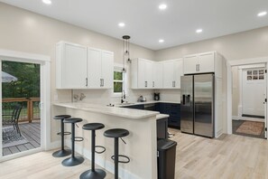 Private kitchen - Biltmore Bliss: Hot Tub, Fireplace, Mountain stay (Fairview)