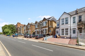 Exterior - Sercasa - The Hyde - Hendon Station (London)