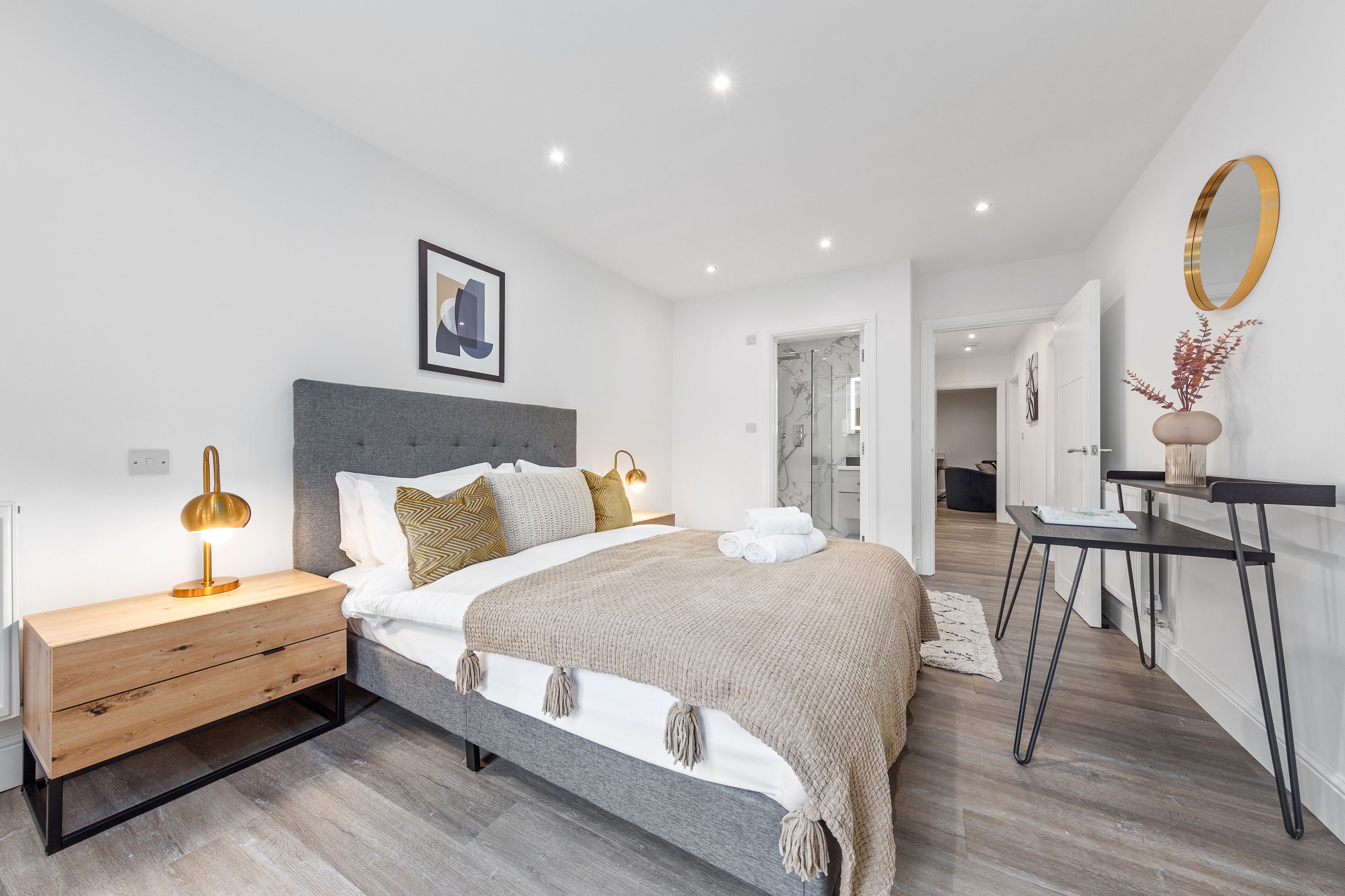 Departamento superior | Decoración personalizada, muebles diferentes y escritorio 