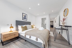 Departamento superior | Decoración personalizada, muebles diferentes y escritorio 