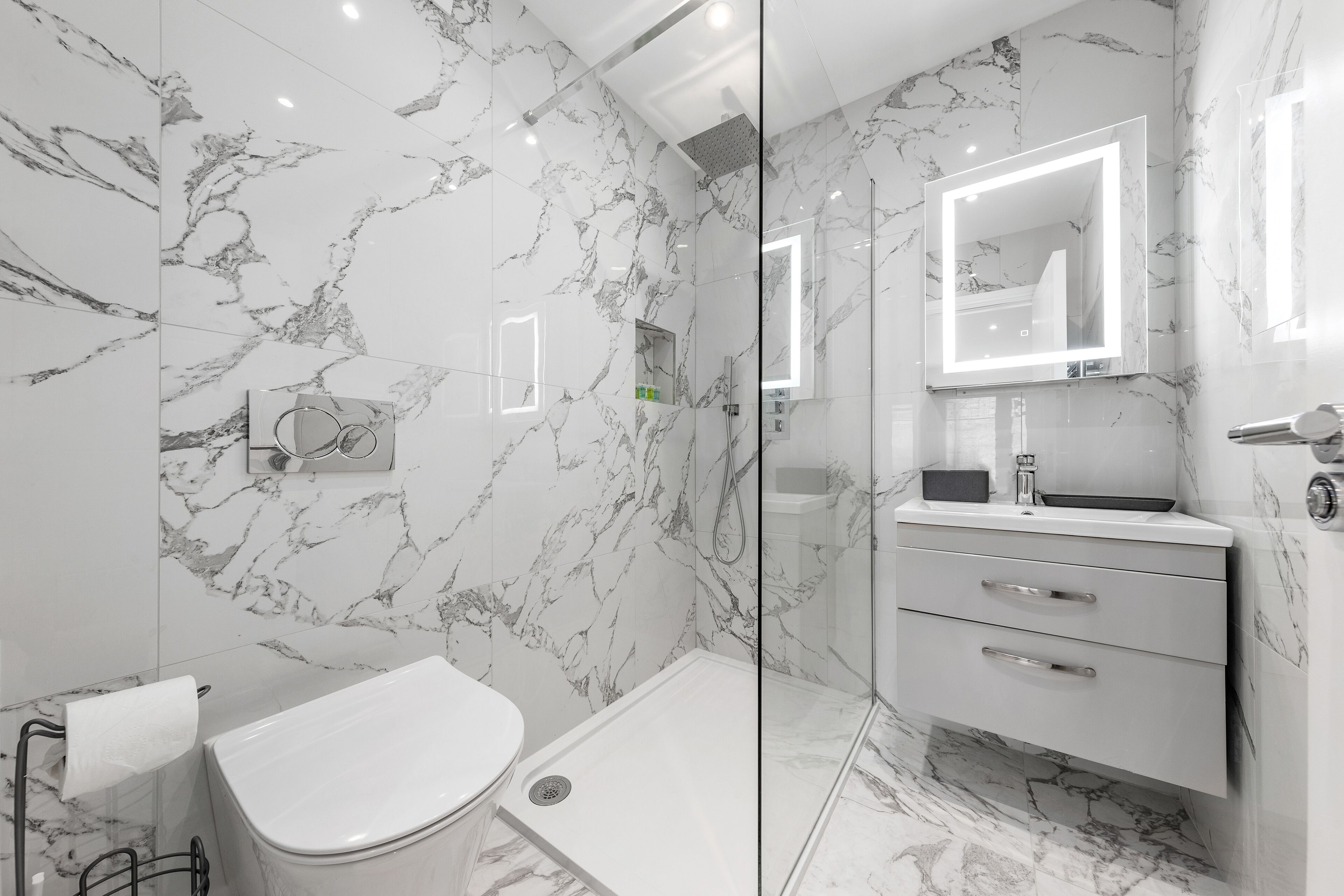 Superior Apartment | Bathroom | Rainfall showerhead, free toiletries, hair dryer, towels