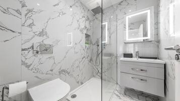 Superior Apartment | Bathroom | Rainfall showerhead, free toiletries, hair dryer, towels