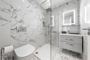 Superior Apartment | Bathroom