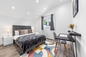 Individually decorated, individually furnished, desk, laptop workspace - Sercasa - The Hyde - Hendon Station (London)