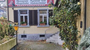 A building named "Gasthaus zum Weiss" with a Coca-Cola sign, a restaurant, and a larger room indicated by the sign. - Guest House Hotel (Arbon)