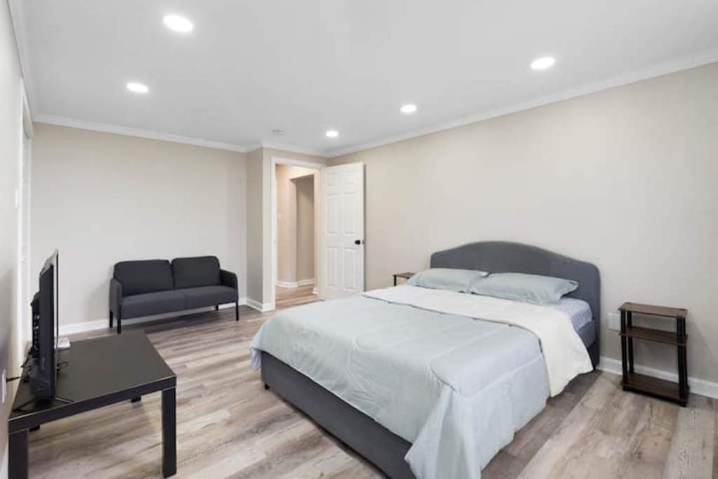 Newly Renovated, Modern, Skyline View Apt #1