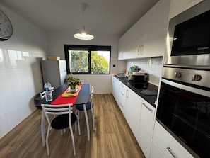 Apartamento, baño privado, vistas al mar (1st Floor ) | Cocina privada | Frigorífico, microondas, máquina de café espresso y hervidor eléctrico