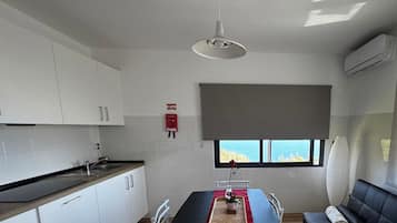 Căn hộ, phòng tắm riêng, quang cảnh biển (2nd Floor) | Bếp riêng | Tủ lạnh, lò vi sóng, dụng cụ pha espresso, ấm điện