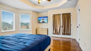 5 bedrooms, iron/ironing board, WiFi, bed sheets - Amazing Pool Home near Lake
(Rowlett)
