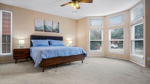 5 bedrooms, iron/ironing board, WiFi, bed sheets - Amazing Pool Home near Lake
 (Rowlett)