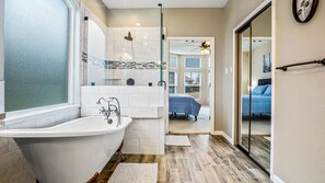 Douche, séchoir à cheveux, bidet, serviettes fournies