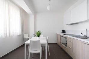 Frigorífic, microones, forn i placa de cuina 