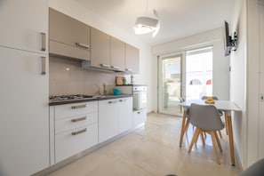 Fridge, oven, stovetop, cookware/dishes/utensils - Tenuta Malika - Torre Suda (Torre suda)