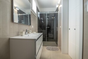 Shower, hair dryer, bidet, towels