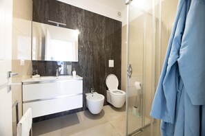 Dusche, Haartrockner, Bidet, Handtücher