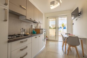 Fridge, oven, stovetop, cookware/dishes/utensils