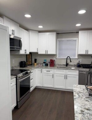 Refrigerador, microondas, horno, placa de cocina
