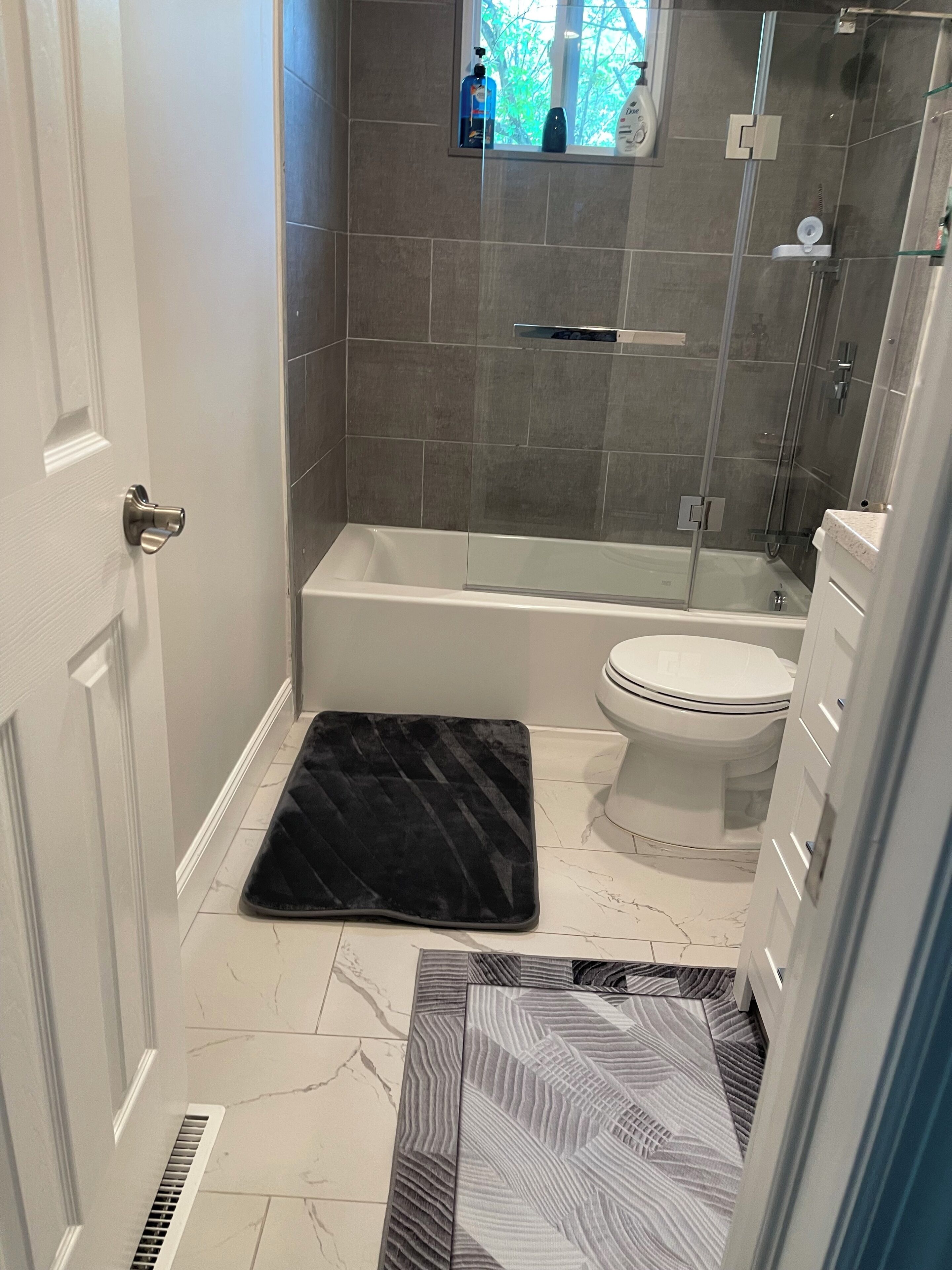 Hårføner, bidé, håndklær og såpe