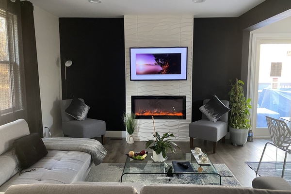 Een televisie en een open haard