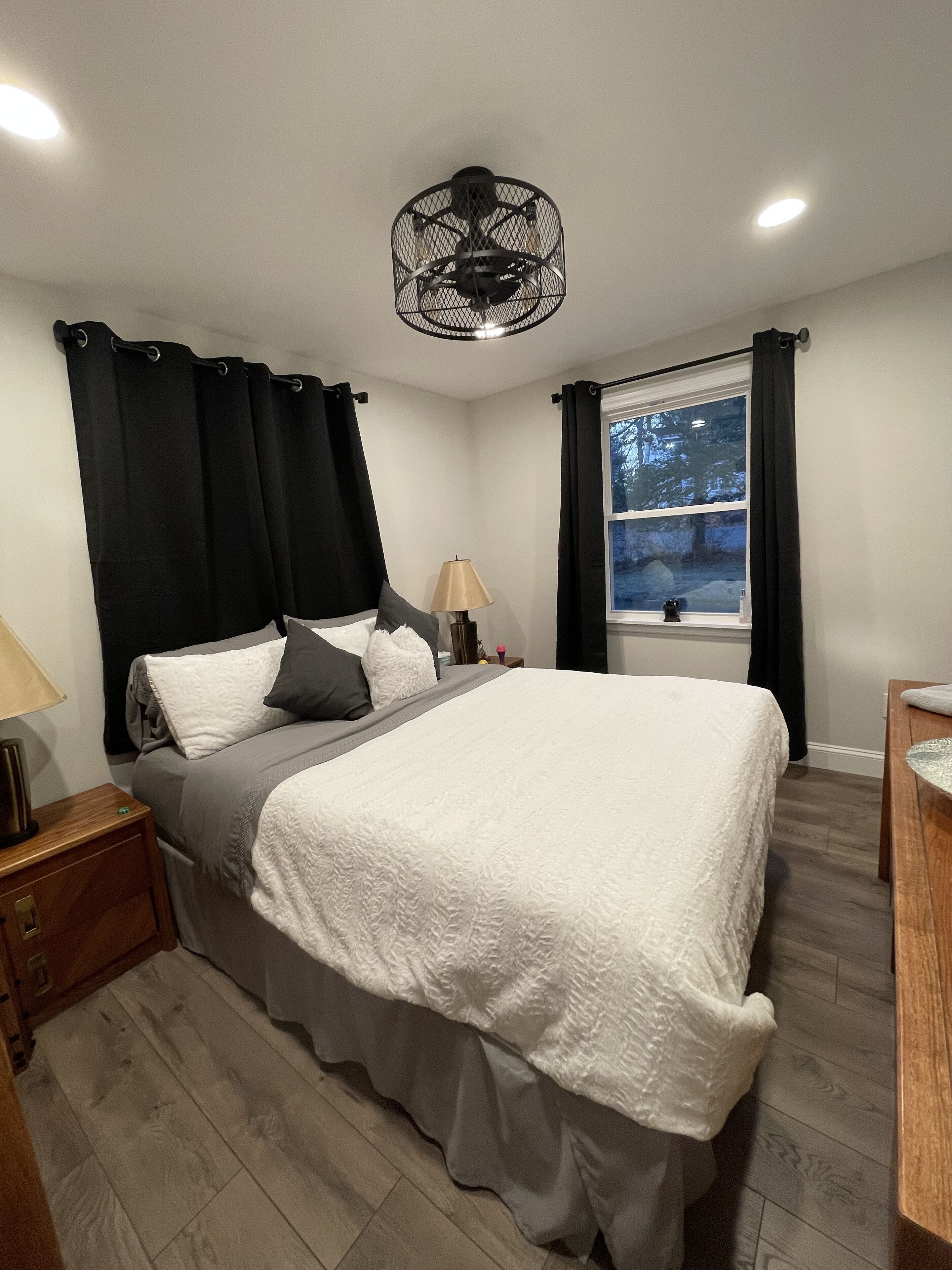 2 soverom, skrivebord, strykejern/-brett og wi-fi