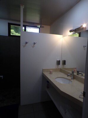 Haartrockner, Handtücher, Seife, Toilettenpapier
