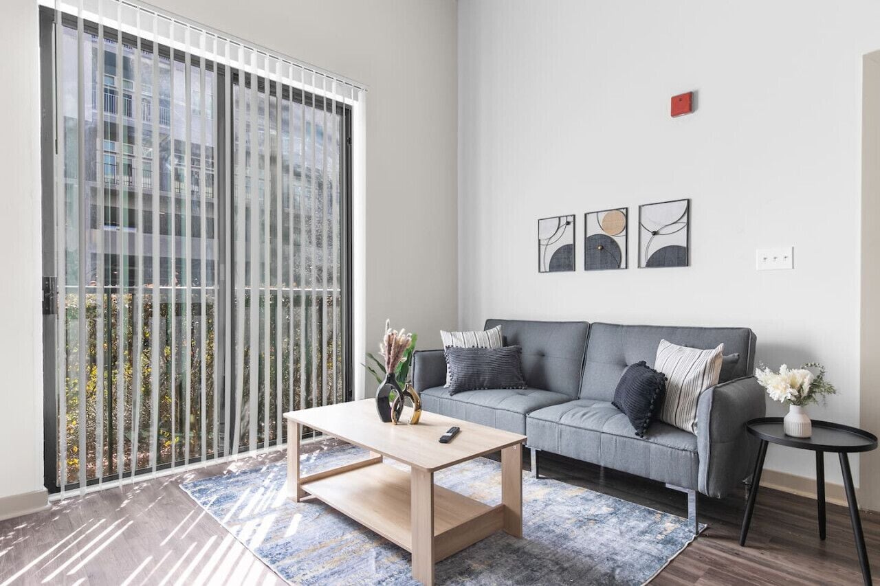 ~Urban Chic meets Comfort: 2BD|Sleeps 5 with Pool~