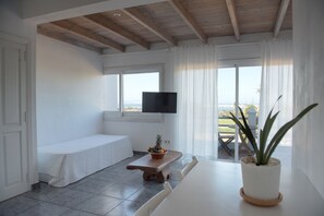 Apartamento clásico, 1 habitación, terraza, vistas al mar | Zona de estar | Televisión LCD de 32 pulgadas con canales por satélite