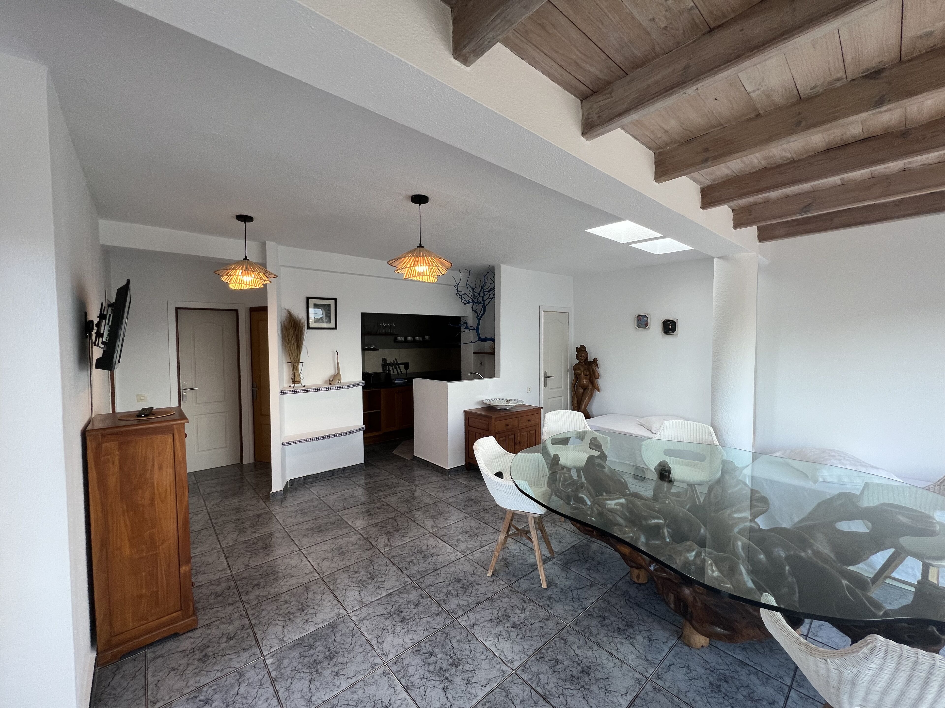 Leilighet – deluxe, 2 soverom, terrasse, sjøutsikt | Oppholdsområde | En 32-tommers LCD-TV med Parabol-TV