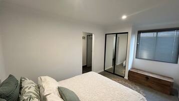 2 bedrooms, desk, WiFi, bed sheets