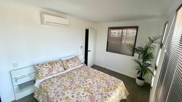 2 bedrooms, desk, WiFi, bed sheets