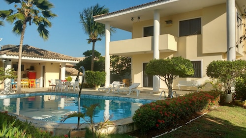 Casa, 4 Quartos em Vilas do Atlântico a 300 mt Praia, Piscina e Suítes Completas