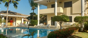 Casa, 4 Quartos em Vilas do Atlântico a 300 mt Praia, Piscina e Suítes Completas