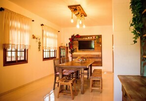 总统独立别墅, 壁炉, 花园景观 | 电视