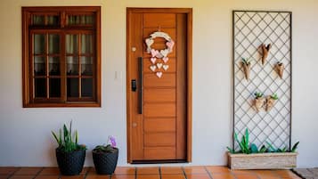 Casa presidencial, lareira, vista para o jardim | Detalhe da fachada