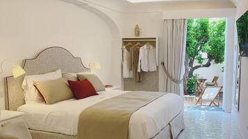 Un dormitorio con una cama grande, lámparas de noche, un armario y vistas al exterior.