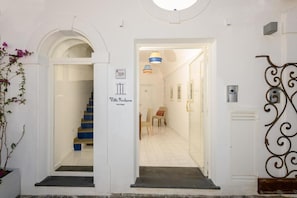 المنشأة من الداخل