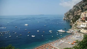 在海灘附近、黑沙