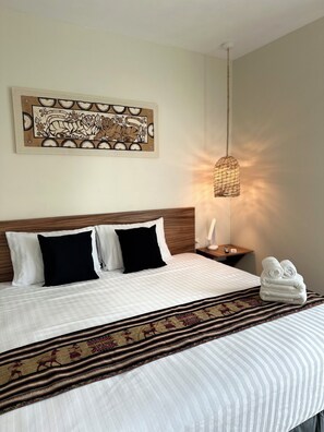 Standard Room, 1 King Bed, Non Smoking, Pool View | Premium bedding, in-room safe, desk, laptop workspace - Oneiro Suites (Mahahual)