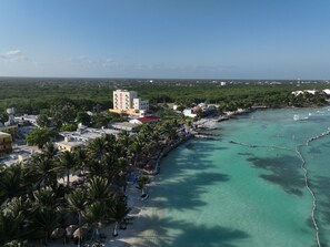 Premium bedding, in-room safe, desk, laptop workspace - Oneiro Suites (Mahahual)