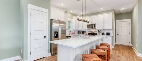 Refrigerador, microondas, horno, placa de cocina