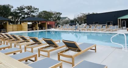 NEW! LIVIN A DREAM - STEPS FROM THE BEACH! PRIVATE HOT TUB!