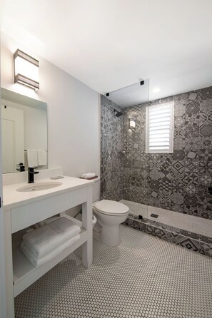 Een douche, een haardroger, handdoeken, zeep