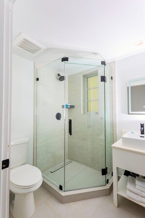 Shower, hair dryer, towels, soap - Casa Ocean Queen Bed Front Room (Miami Beach)