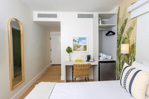 1 bedroom, desk, iron/ironing board, free WiFi - Casa Ocean Queen Bed Front Room (Miami Beach)