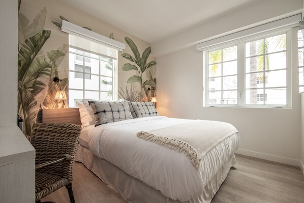 1 bedroom, desk, iron/ironing board, free WiFi - Casa Ocean Queen Bed Front Room (Miami Beach)