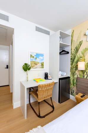 1 bedroom, desk, iron/ironing board, free WiFi - Casa Ocean Queen Bed Front Room (Miami Beach)
