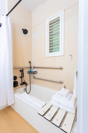 Sèche-cheveux, serviettes fournies, savon, shampoing