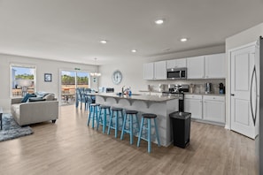 Geladeira, micro-ondas, fogão, cooktop