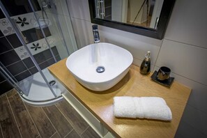 Dusche, Haartrockner, Bidet, Handtücher